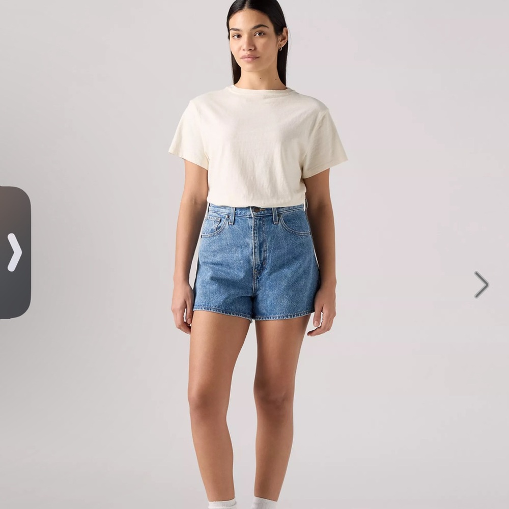 Levi’s High Waisted Mom Jean Shorts W28